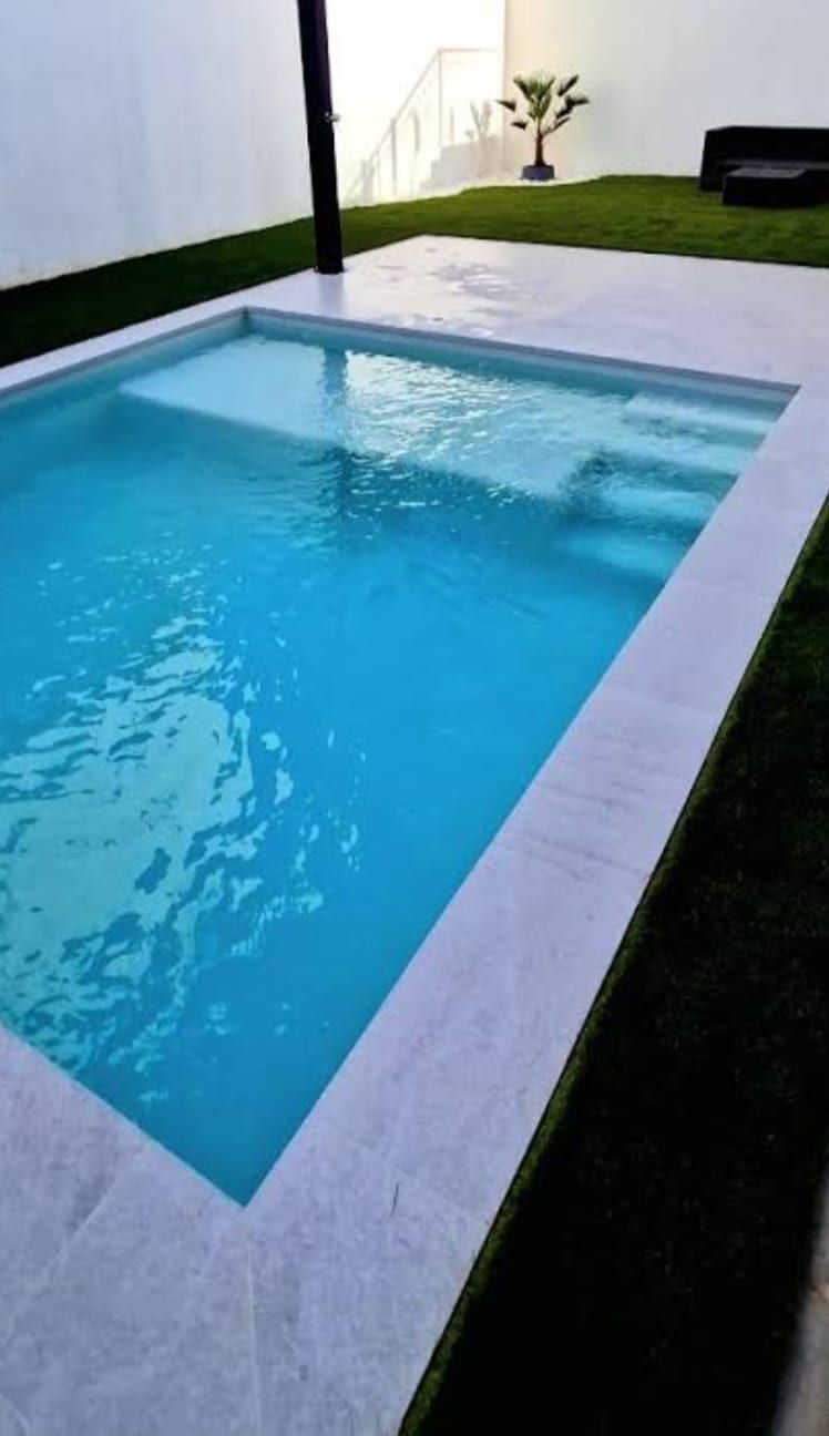 Detalle de coronación y agua turquesa