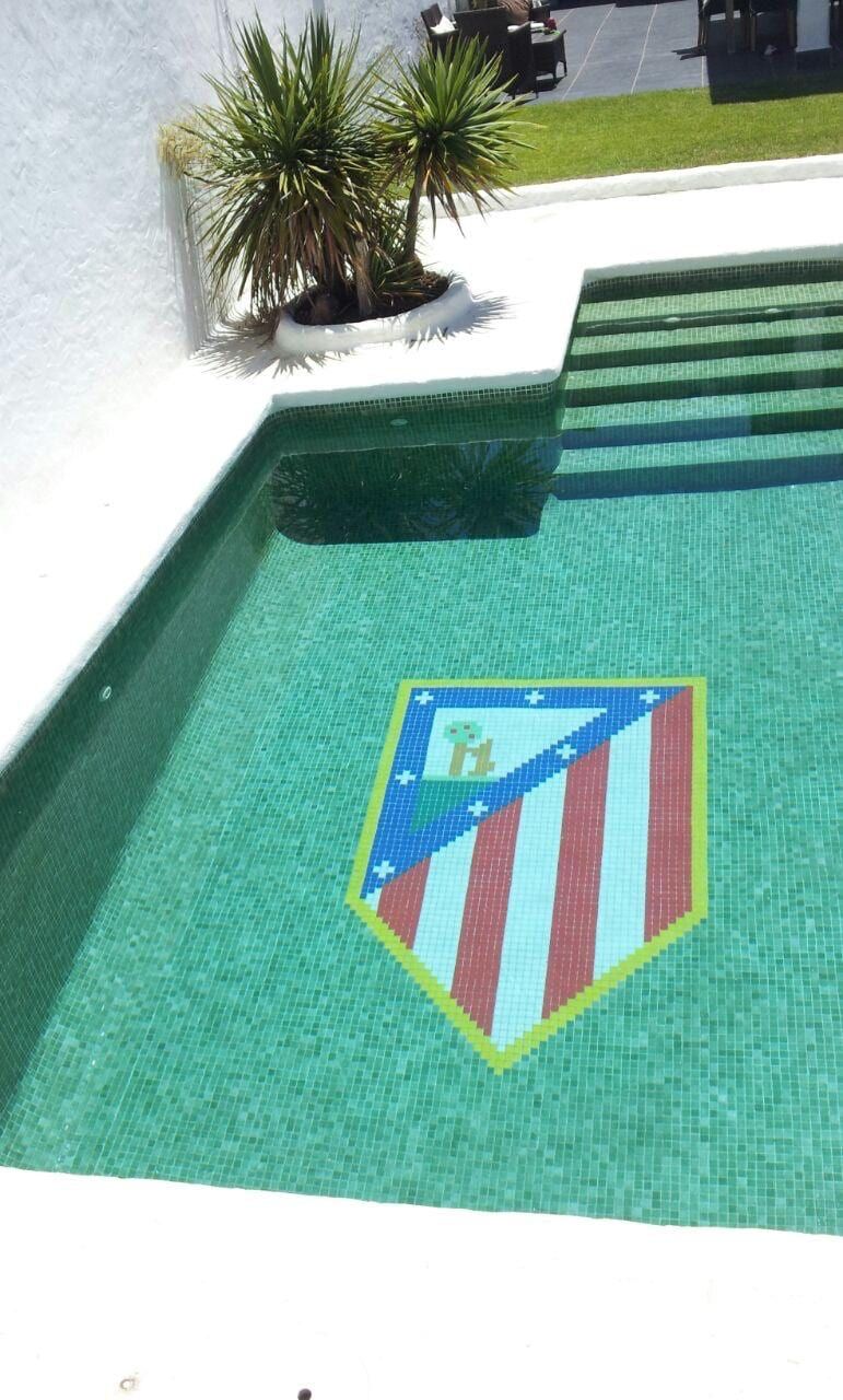 Escudo del Atlético de Madrid en gresite