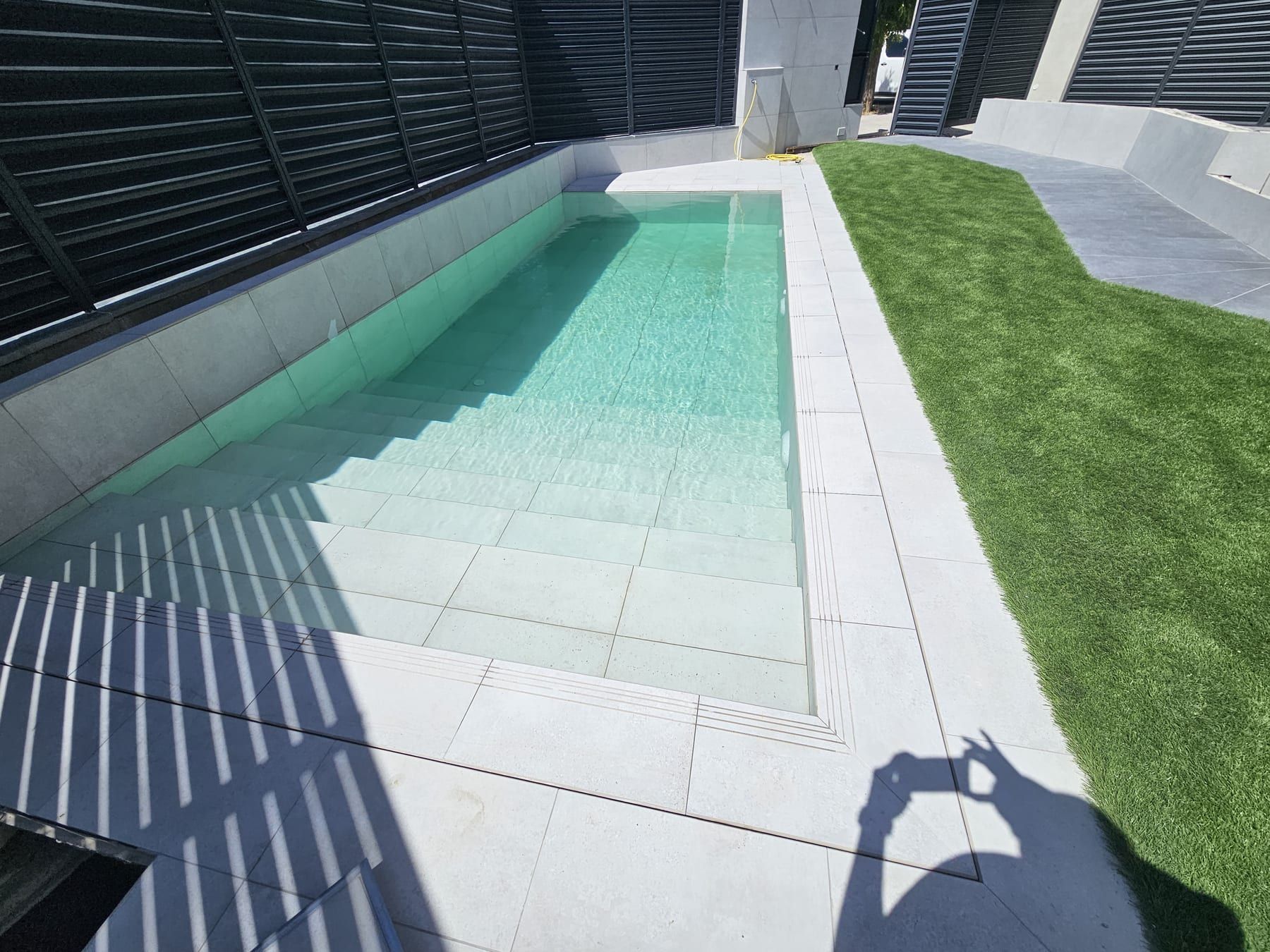 Piscina alargada con escalera de obra de ancho completo, vista 2