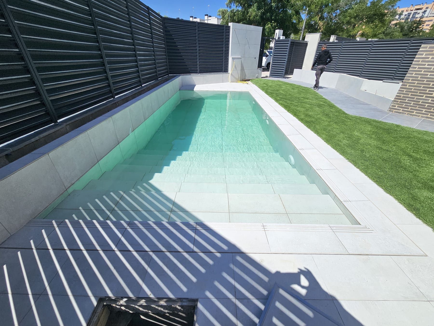 Piscina alargada con escalera de obra de ancho completo, vista 3
