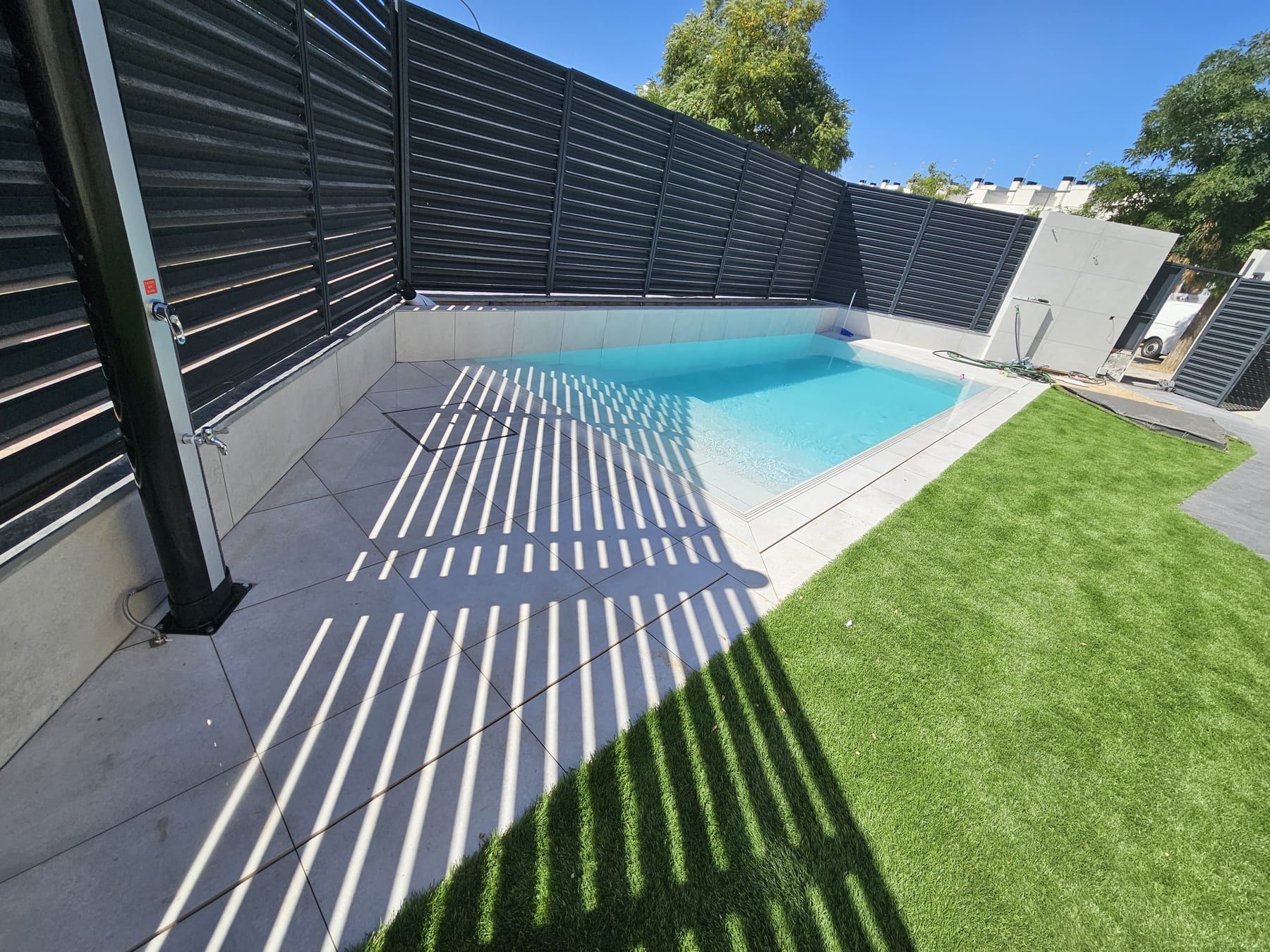 Piscina alargada con escalera de obra de ancho completo, vista 7