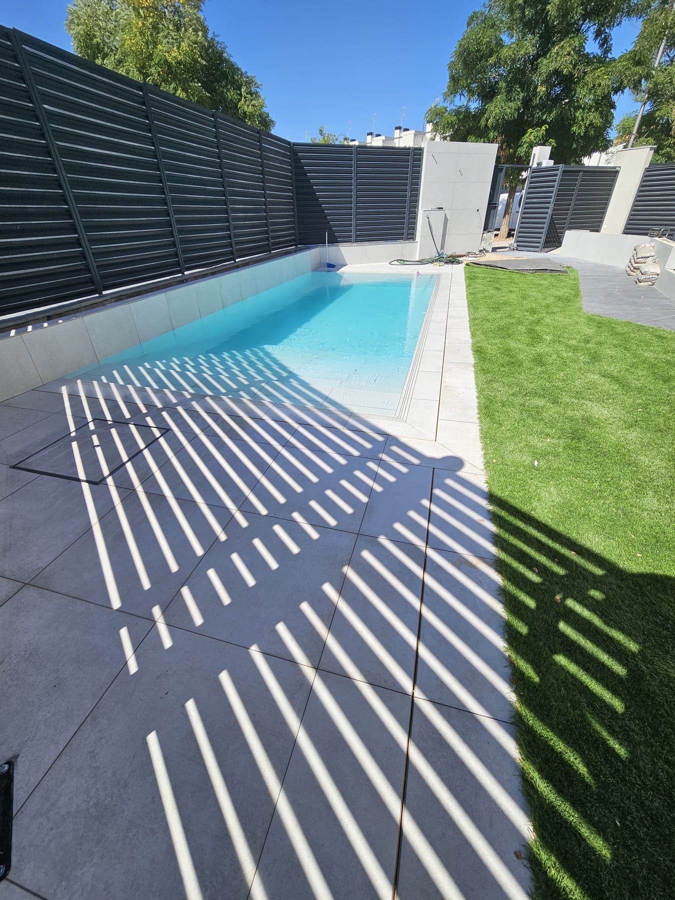 Piscina alargada con escalera de obra de ancho completo, vista 8