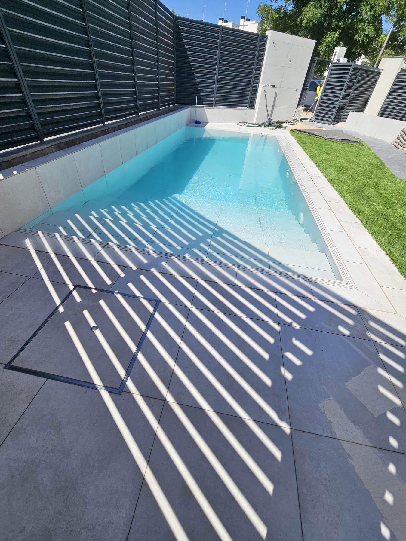 Piscina alargada con escalera de obra de ancho completo, vista 9