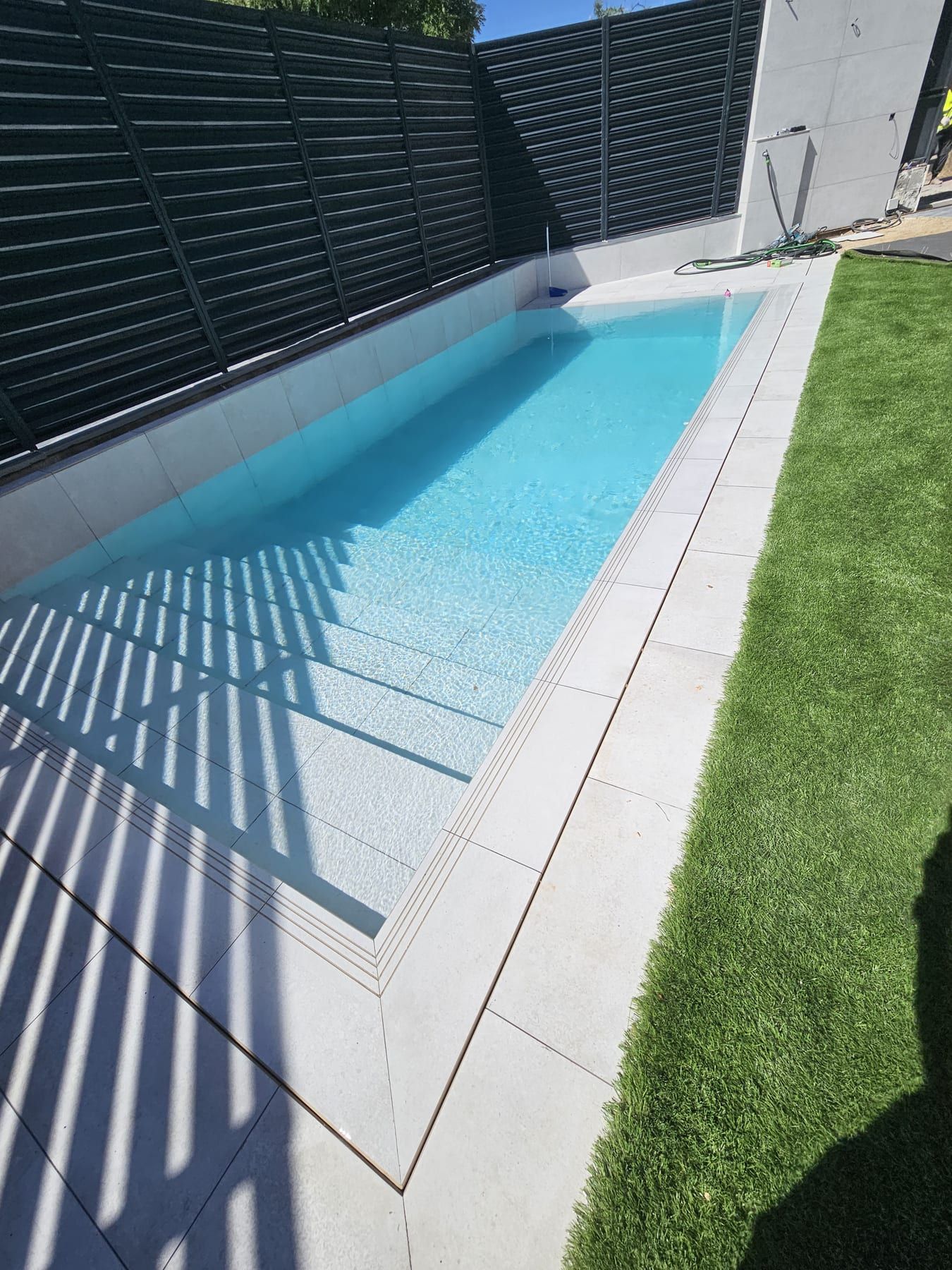 Piscina alargada con escalera de obra de ancho completo, vista 10