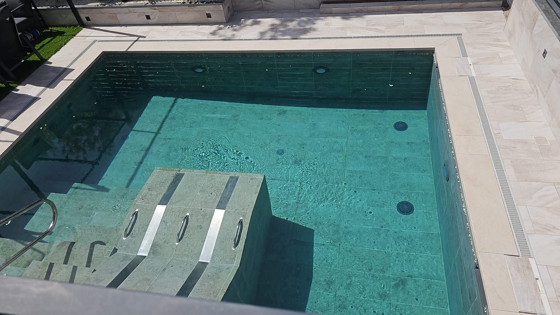 Piscina con banco sumergido y chorros, con el banco sumergido y los chorros