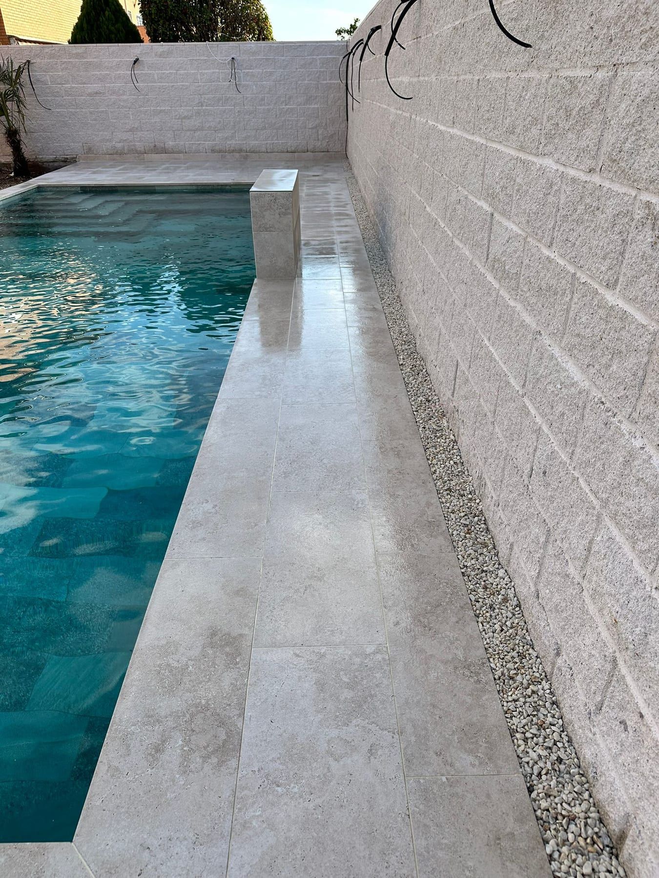 Piscina con banco sumergido y chorros, detalle de la coronación