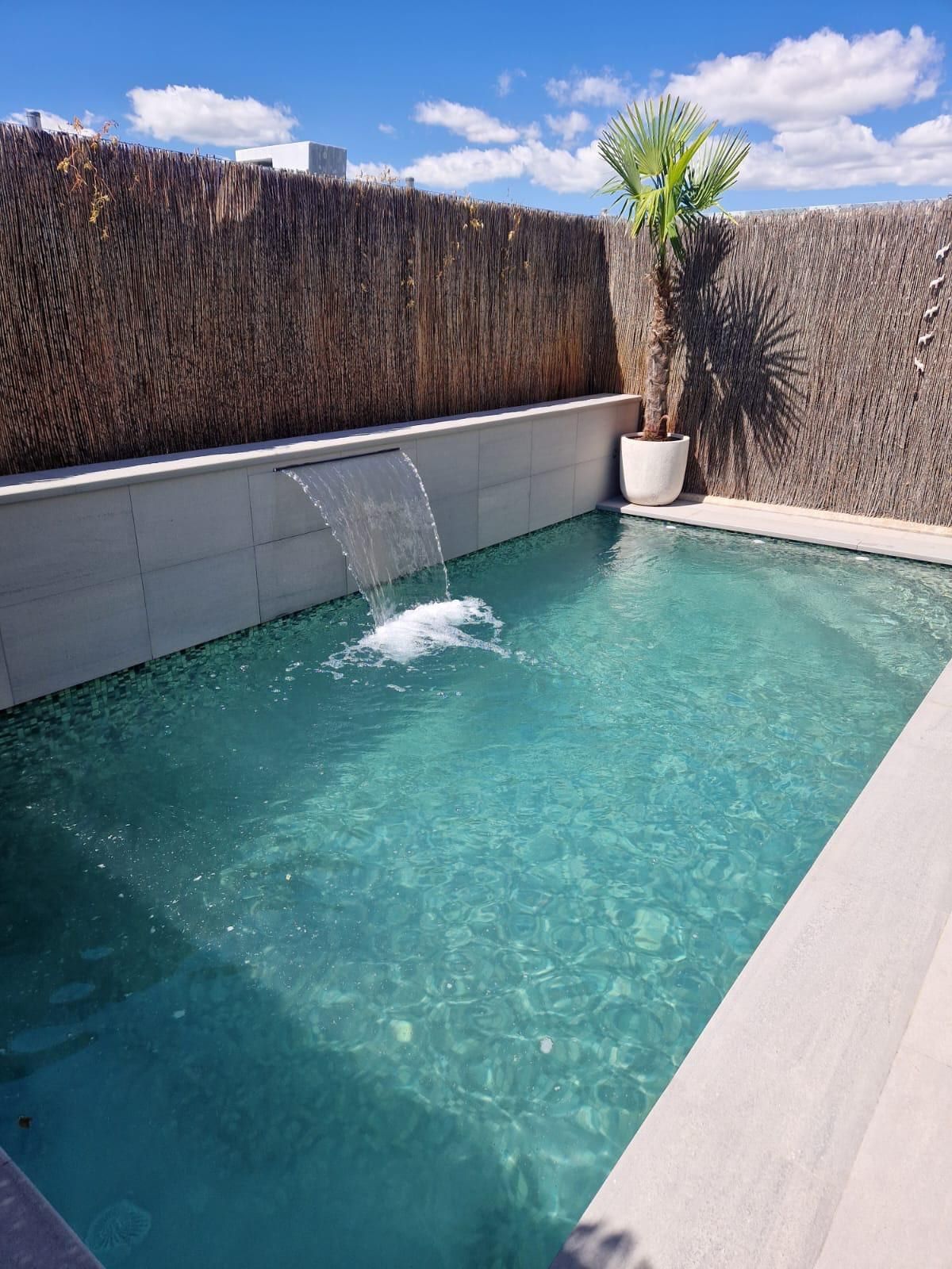 Piscina con cascada de lámina