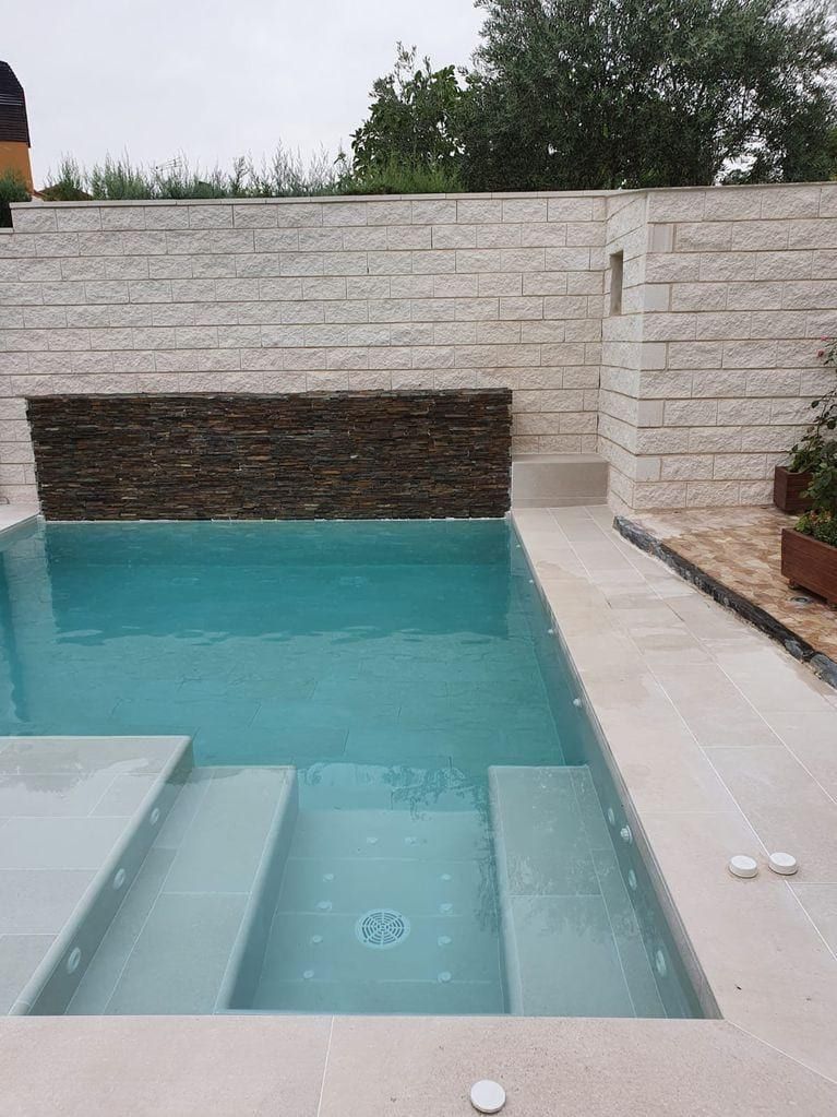 Piscina con cascada de pizarra y escalones