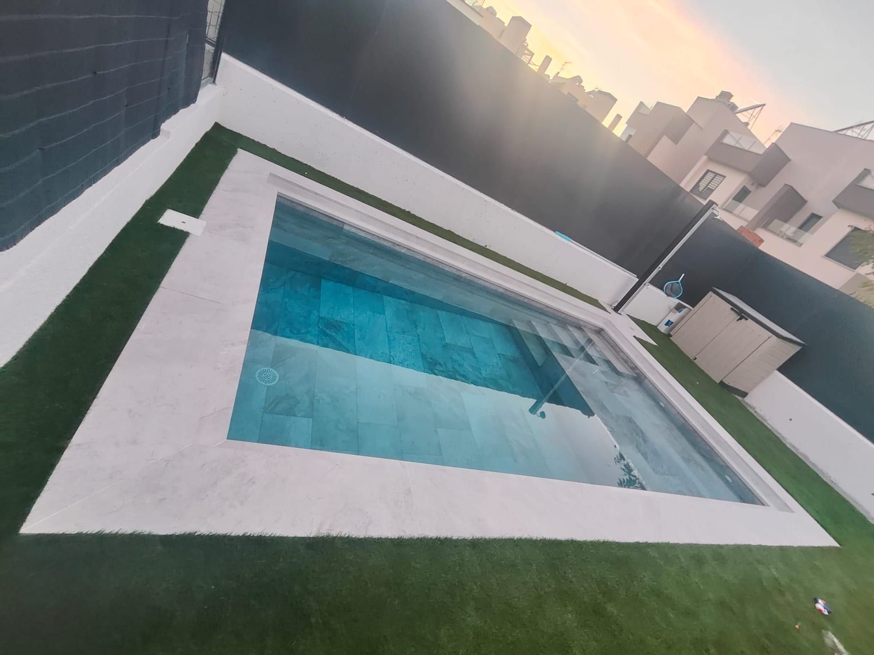 Piscina cuadrada de porcelánico gris con iluminación, vista 4