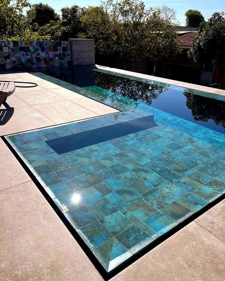 Piscina desbordante con porcelánico verde, vista 2