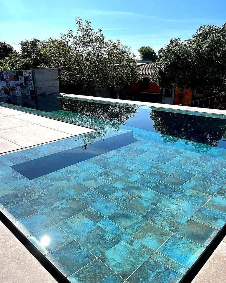 Piscina desbordante con porcelánico verde, vista 4