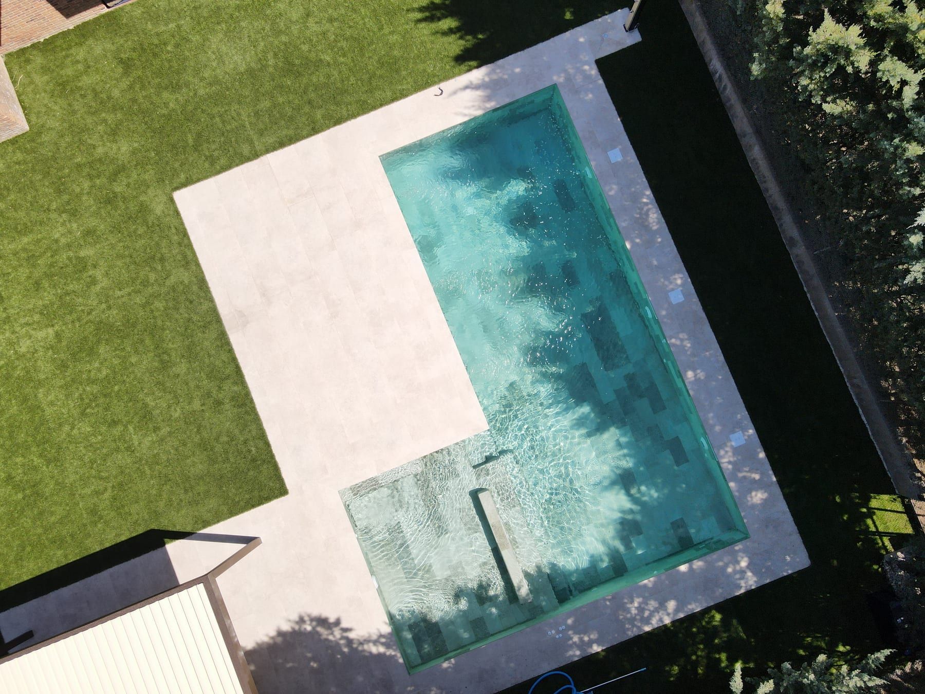 Piscina en L vista desde el aire, vista cenital con dron