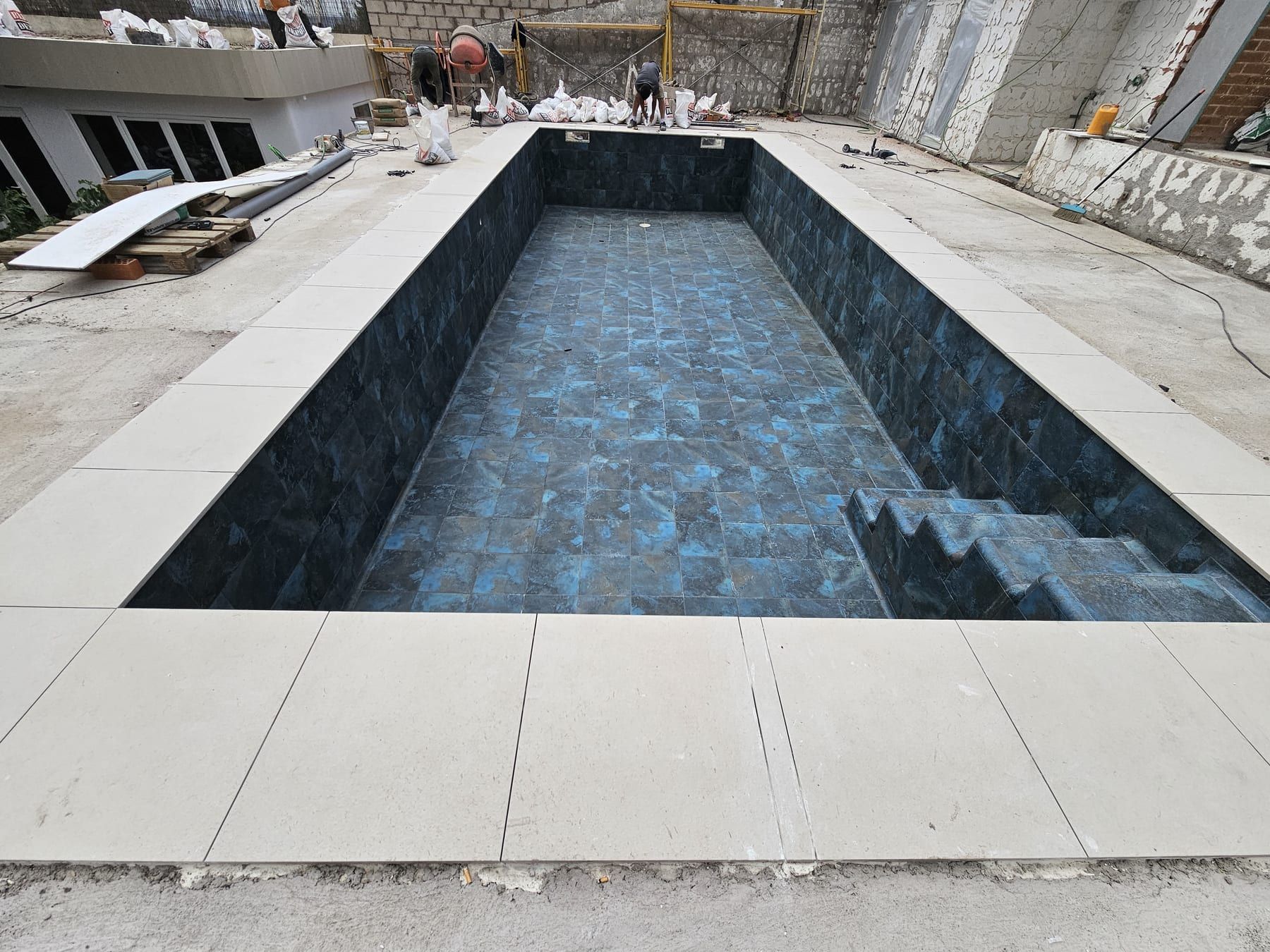 Vaso de porcelánico azul oscuro en construcción, durante la obra
