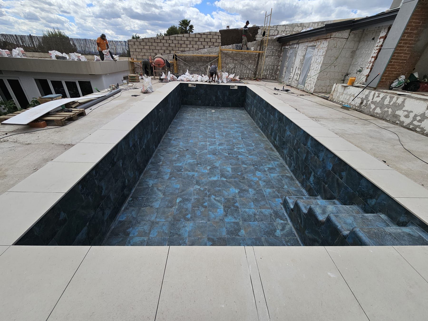 Vaso de porcelánico azul oscuro en construcción, durante la obra